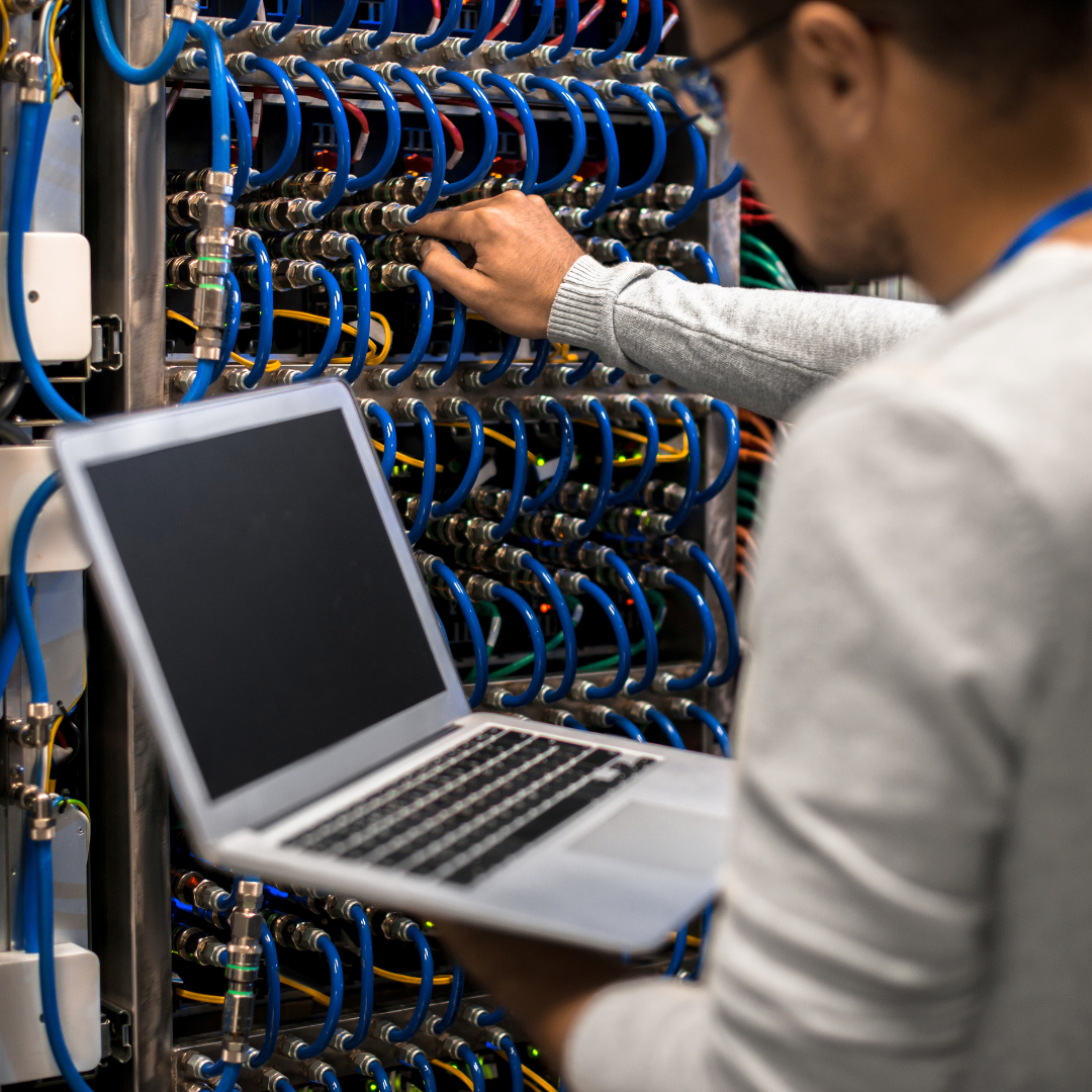 Ingeniero de redes configurando infraestructura